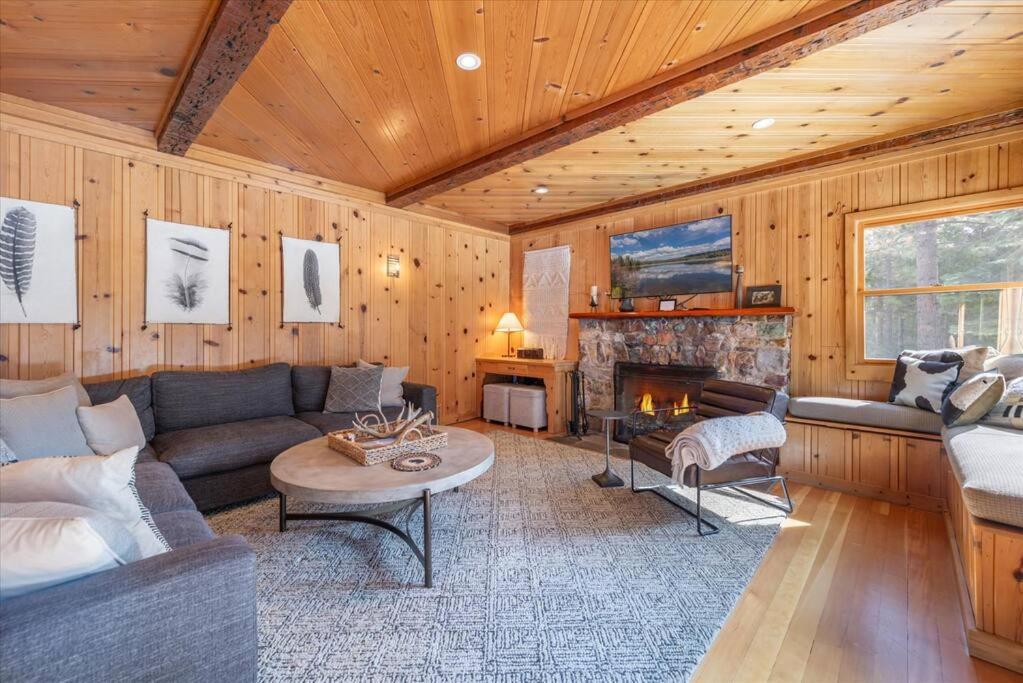 Cozy Designer Decorated Cabin Near Slopes Fireplace Peekaboo Lakeview - Property Image 41