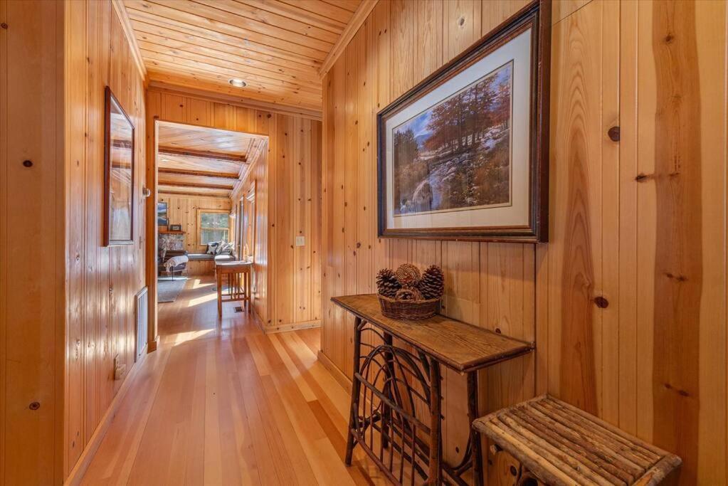 Cozy Designer Decorated Cabin Near Slopes Fireplace Peekaboo Lakeview - Property Image 42