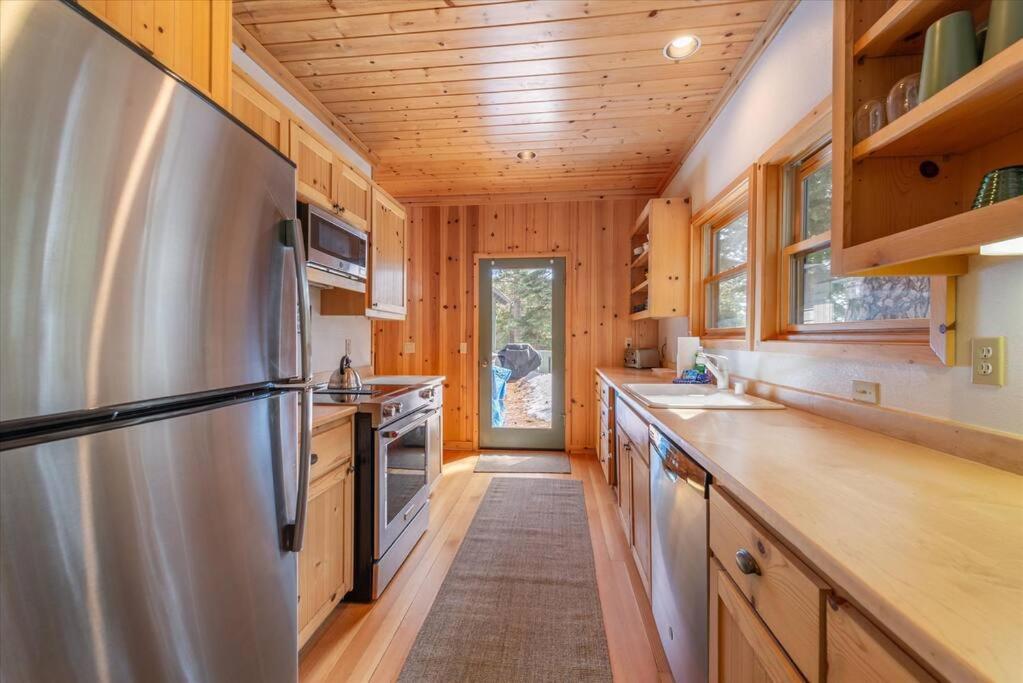 Cozy Designer Decorated Cabin Near Slopes Fireplace Peekaboo Lakeview - Property Image 43