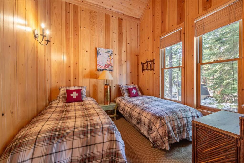 Cozy Designer Decorated Cabin Near Slopes Fireplace Peekaboo Lakeview - Property Image 12