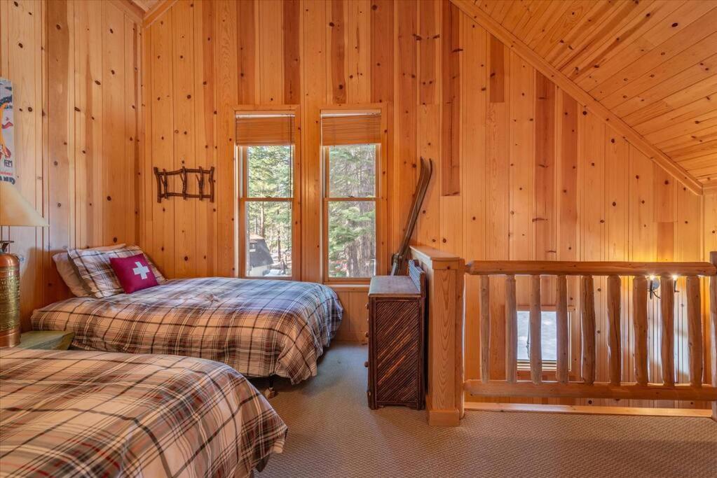 Cozy Designer Decorated Cabin Near Slopes Fireplace Peekaboo Lakeview - Property Image 2