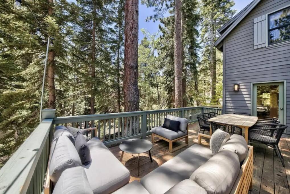 Cozy Designer Decorated Cabin Near Slopes Fireplace Peekaboo Lakeview - Property Image 3