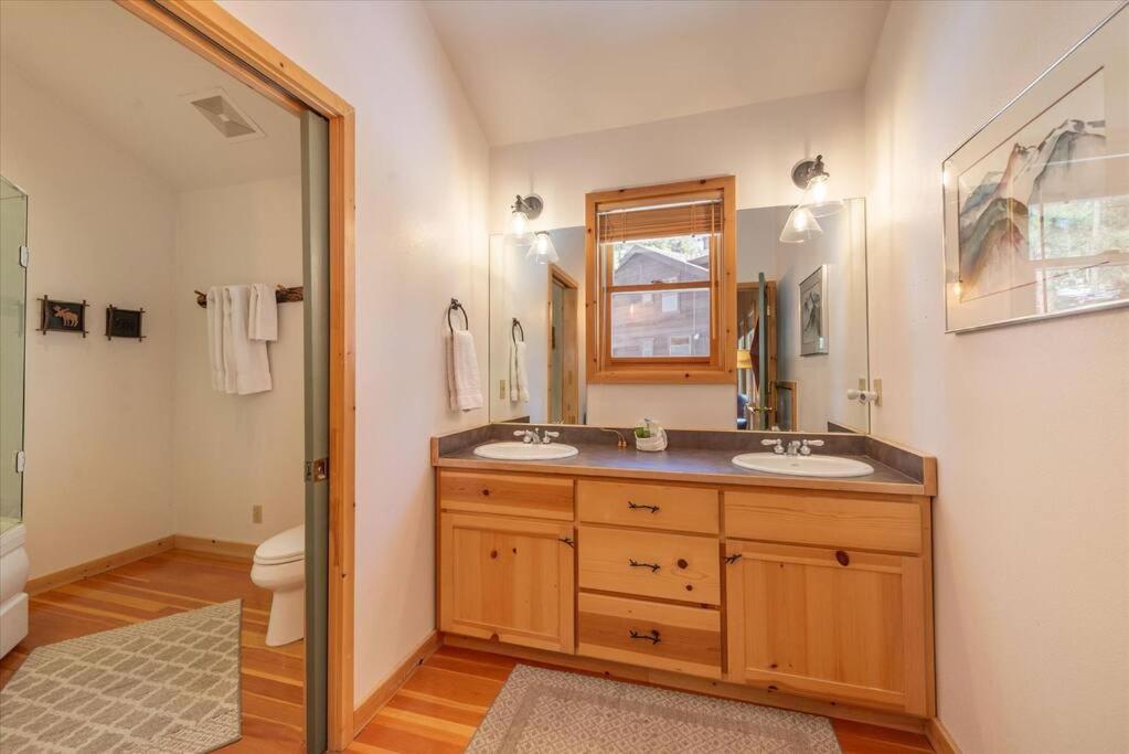 Cozy Designer Decorated Cabin Near Slopes Fireplace Peekaboo Lakeview - Property Image 4