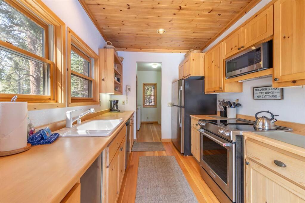 Cozy Designer Decorated Cabin Near Slopes Fireplace Peekaboo Lakeview - Property Image 5