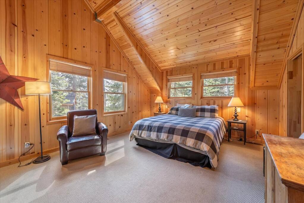 Cozy Designer Decorated Cabin Near Slopes Fireplace Peekaboo Lakeview - Property Image 6