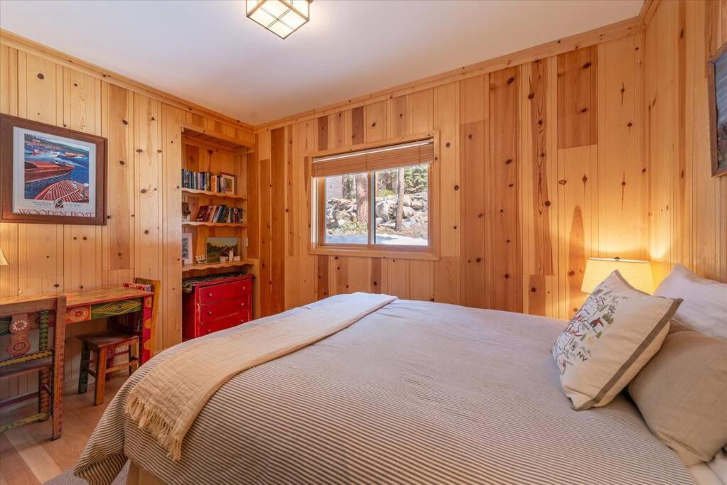Cozy Designer Decorated Cabin Near Slopes Fireplace Peekaboo Lakeview - Property Image 9