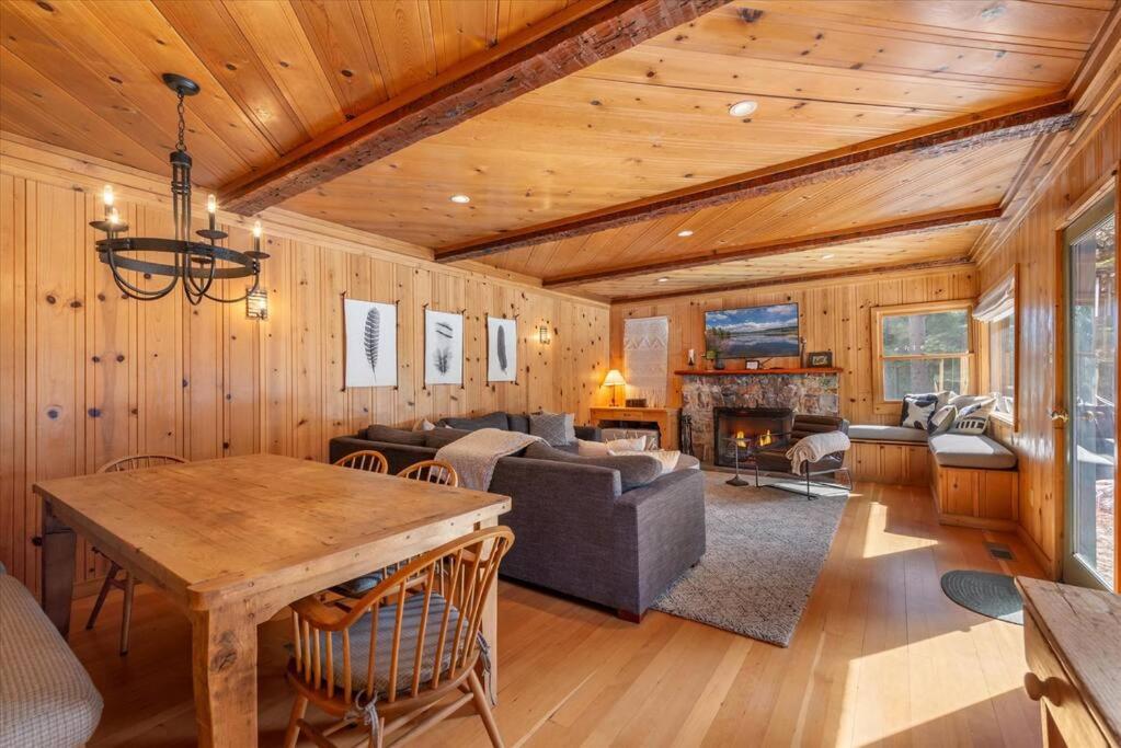 Cozy Designer Decorated Cabin Near Slopes Fireplace Peekaboo Lakeview - Property Image 10