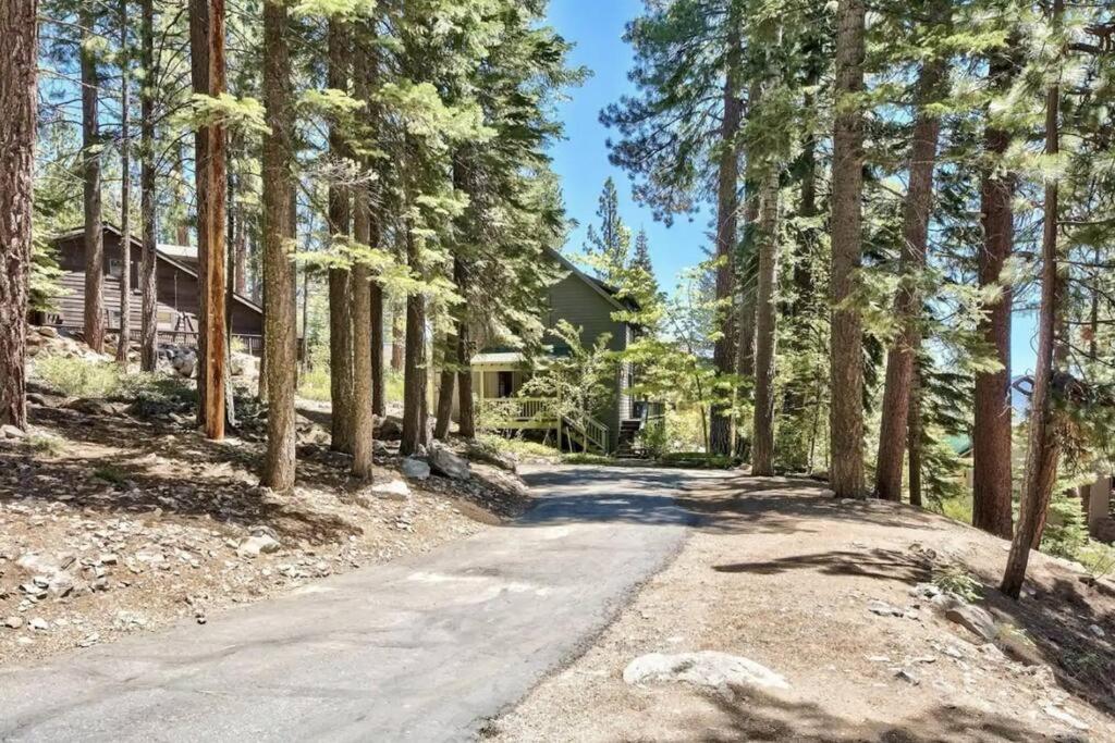 Cozy Designer Decorated Cabin Near Slopes Fireplace Peekaboo Lakeview - Property Image 11