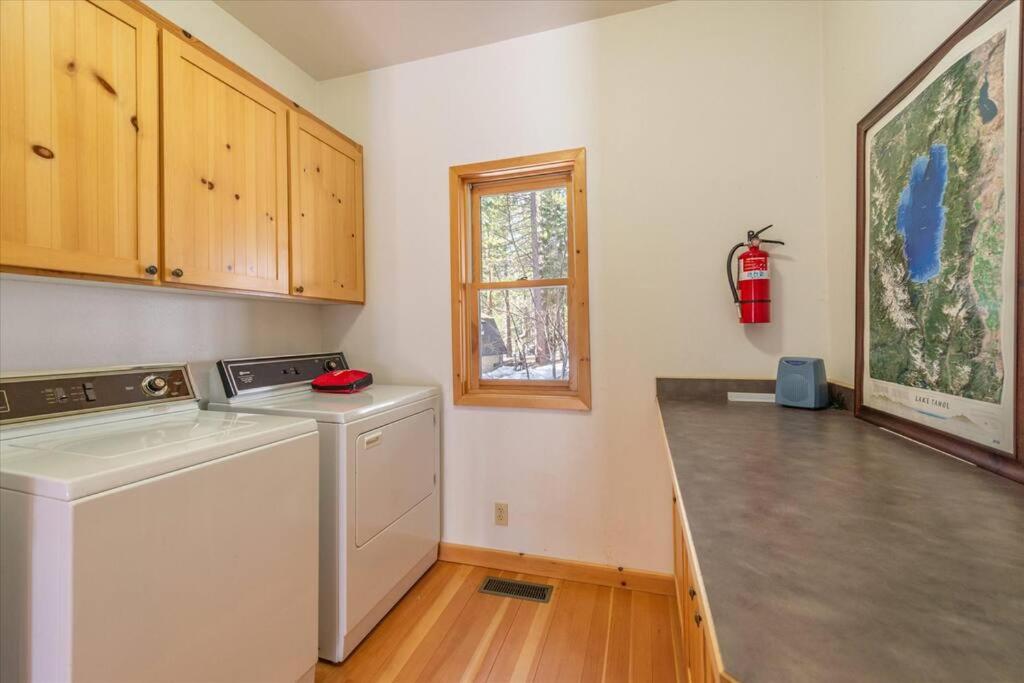 Cozy Designer Decorated Cabin Near Slopes Fireplace Peekaboo Lakeview - Property Image 1