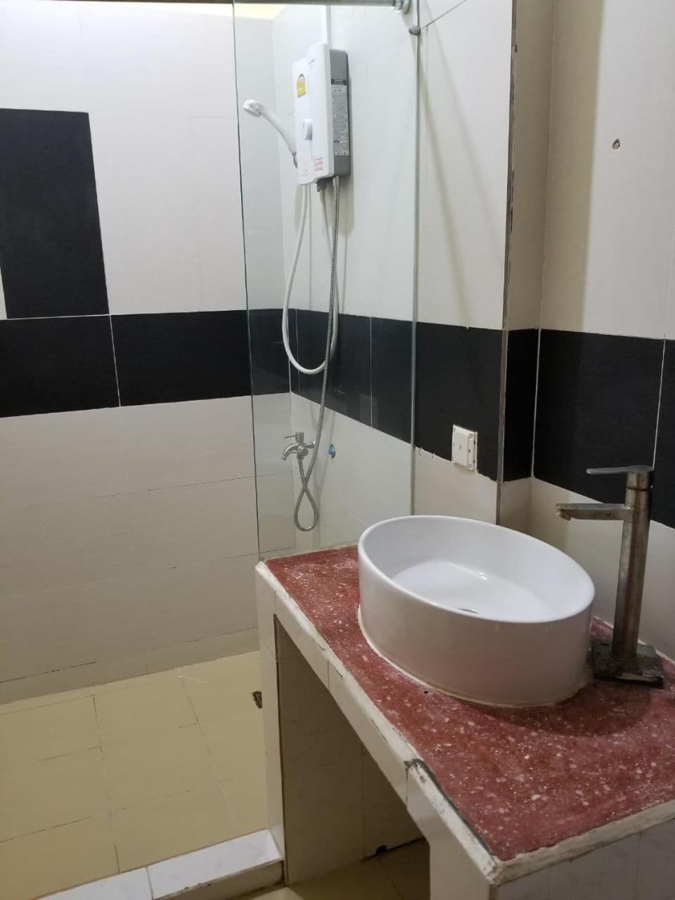 Room 9 - Studio in a villa 5mn walk from the Royal Palace with swimming pool view 2
