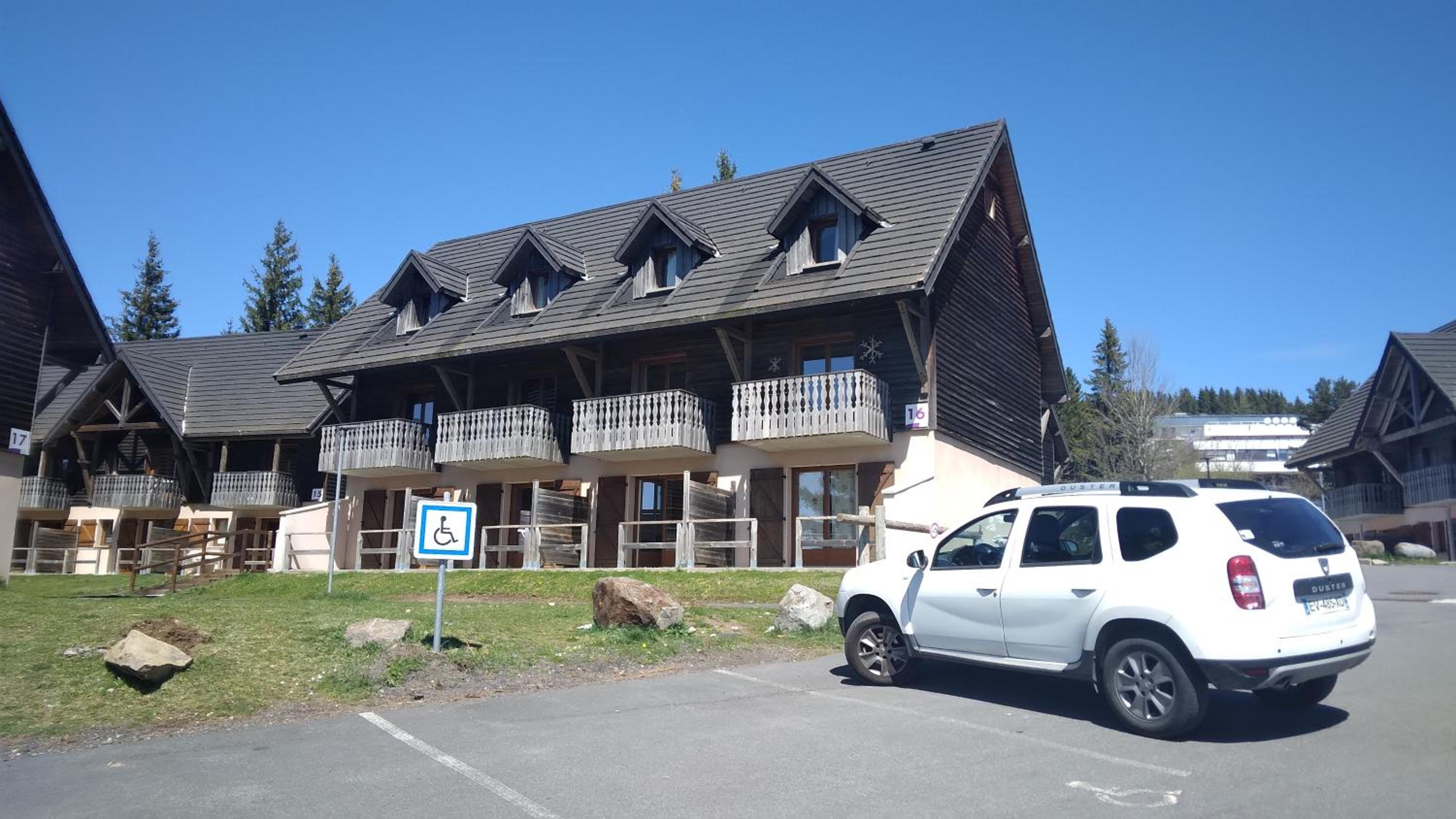 appartement dans station Super Besse 4ou5 pers piscine
