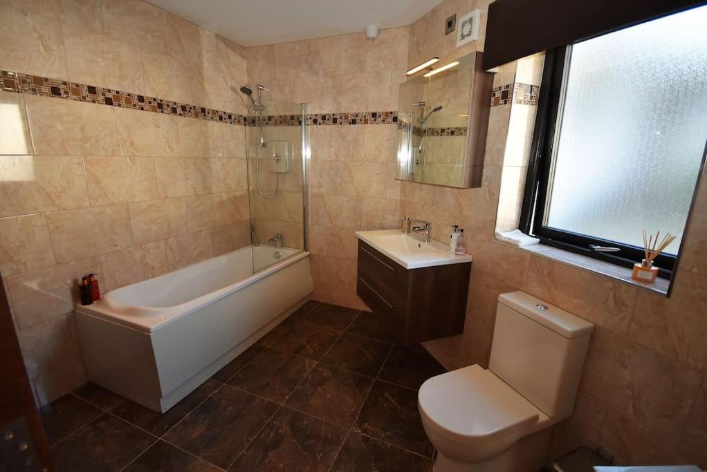 Letterkenny Vacations - No50 Luxury 3Bed3Bath with EV Charger - Property Image 11