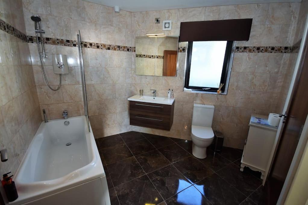 Letterkenny Vacations - No50 Luxury 3Bed3Bath with EV Charger - Property Image 10