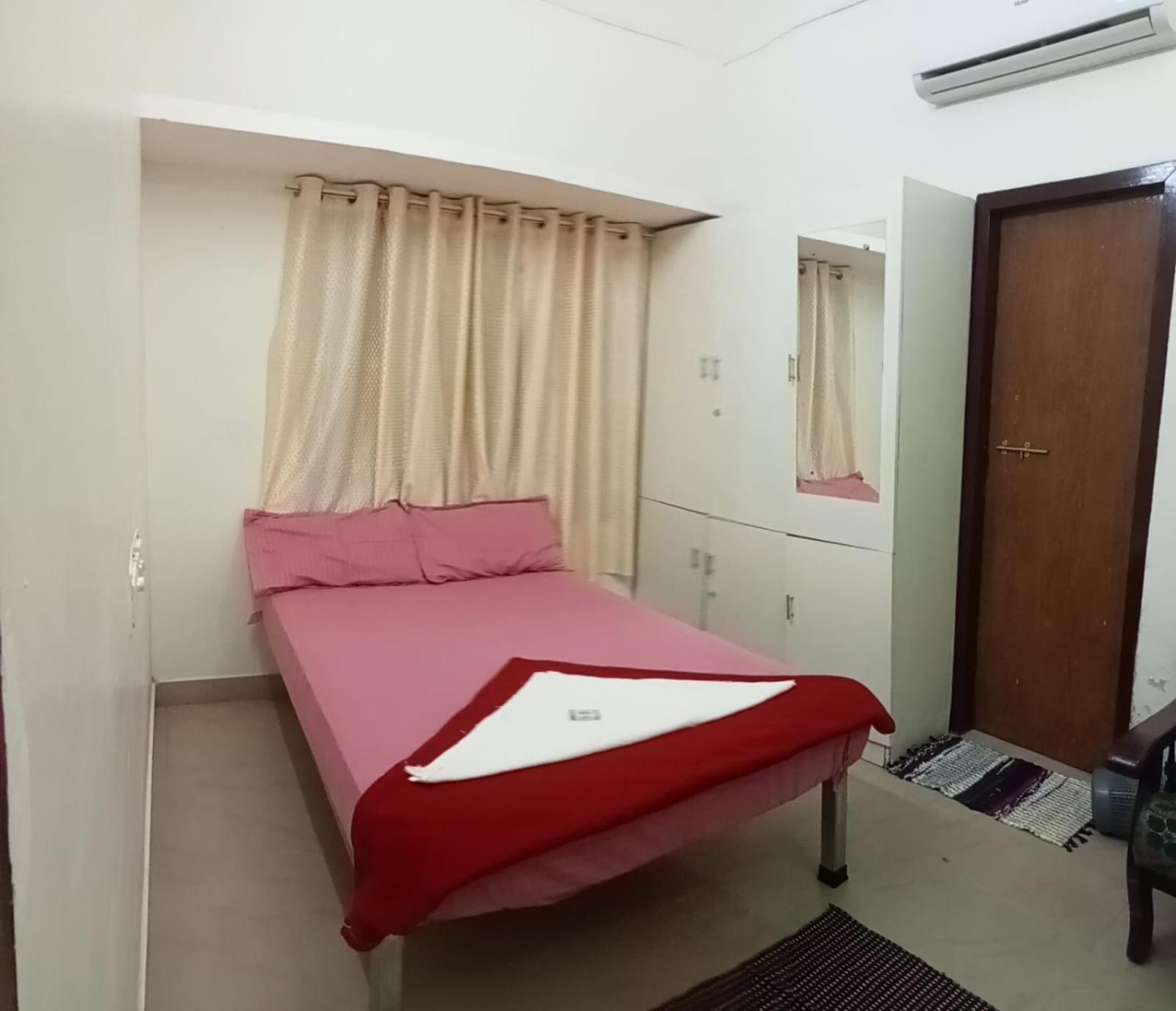 Queen's room and houseboat