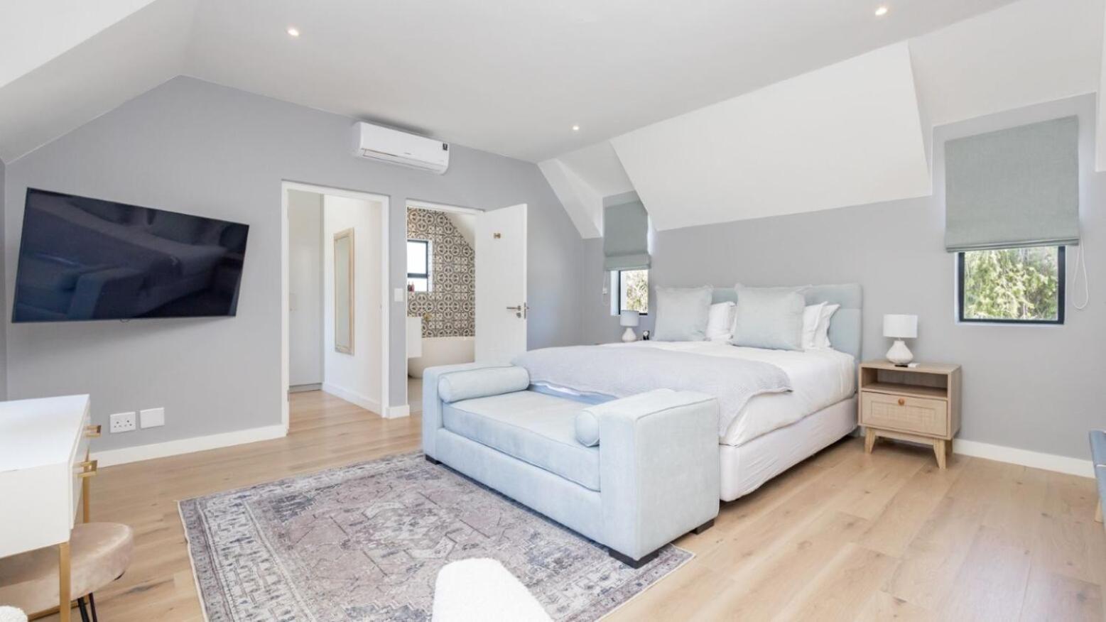 Constantia 4 Bed Luxury Thatched House
