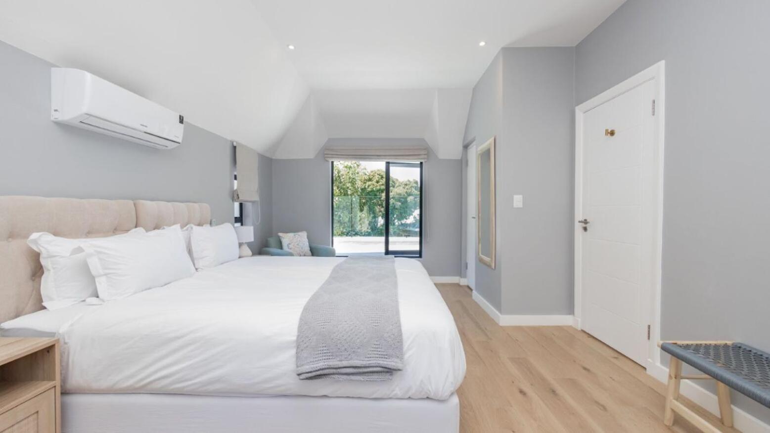 Constantia 4 Bed Luxury Thatched House