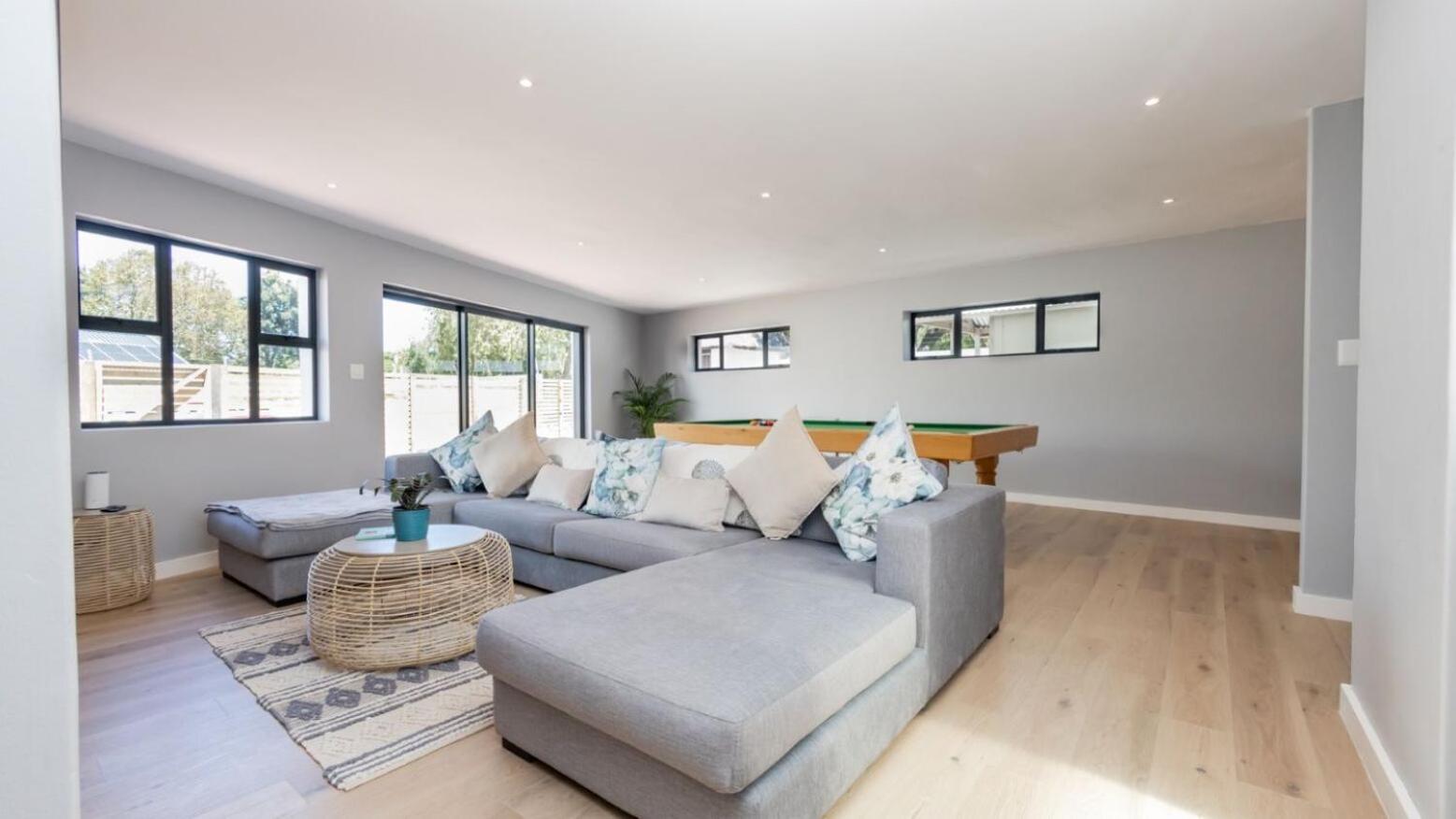Constantia 4 Bed Luxury Thatched House