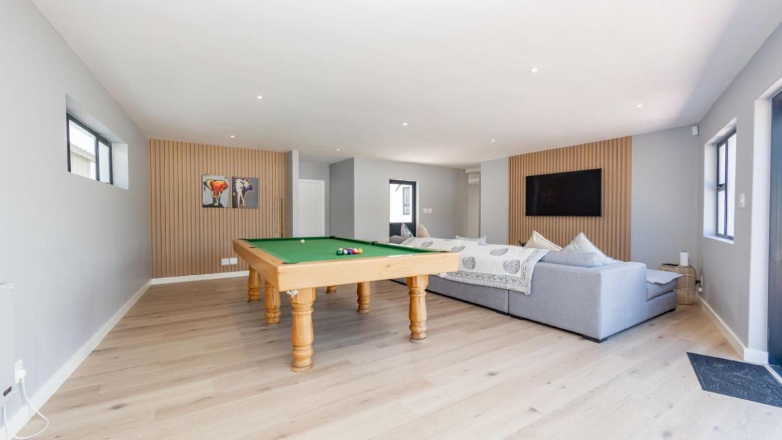 Constantia 4 Bed Luxury Thatched House