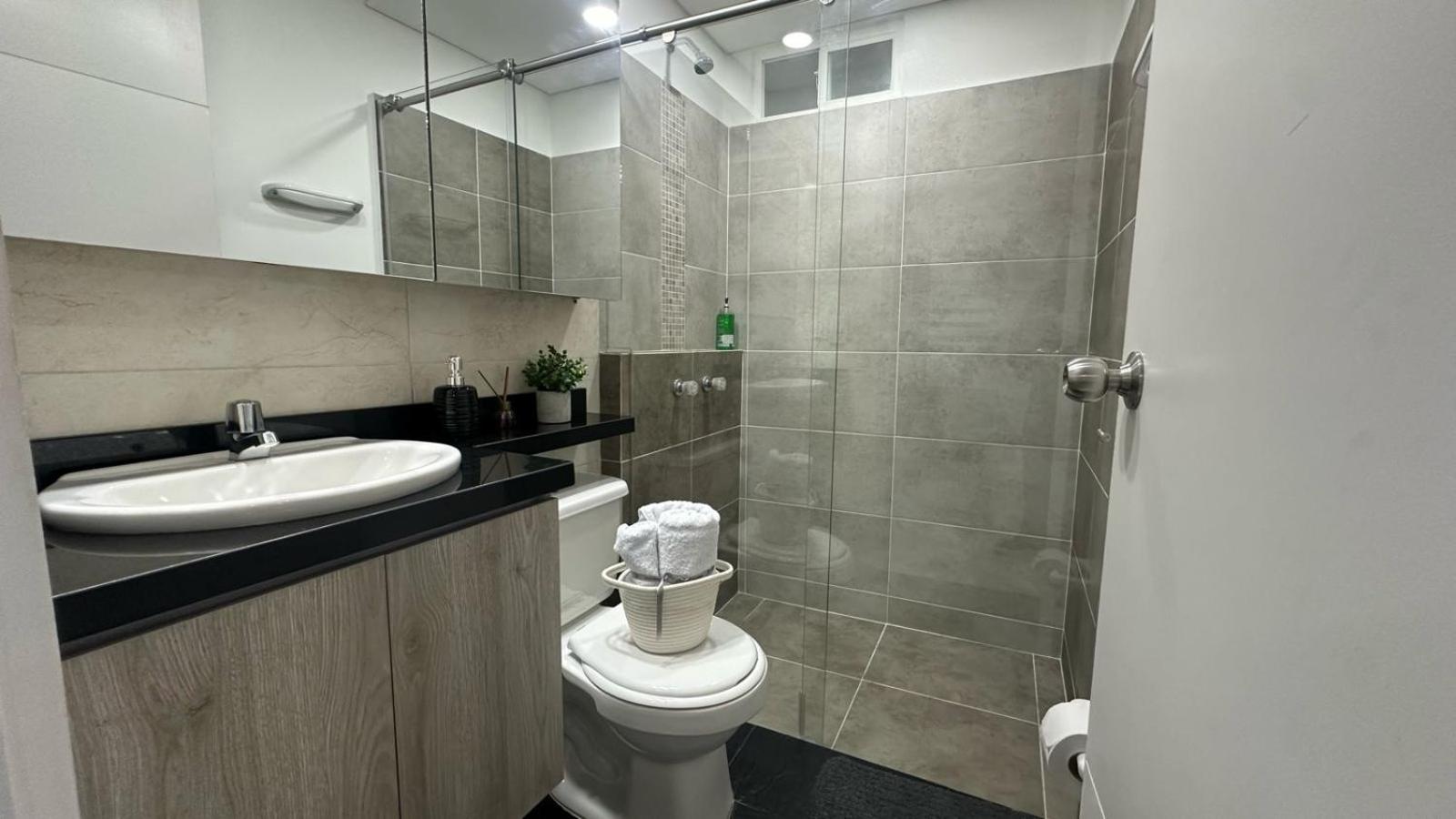 CALI Acogedor y Completo, Apto cerca de Jardin plaza, con piscina, parqueadero y aire acondicionado