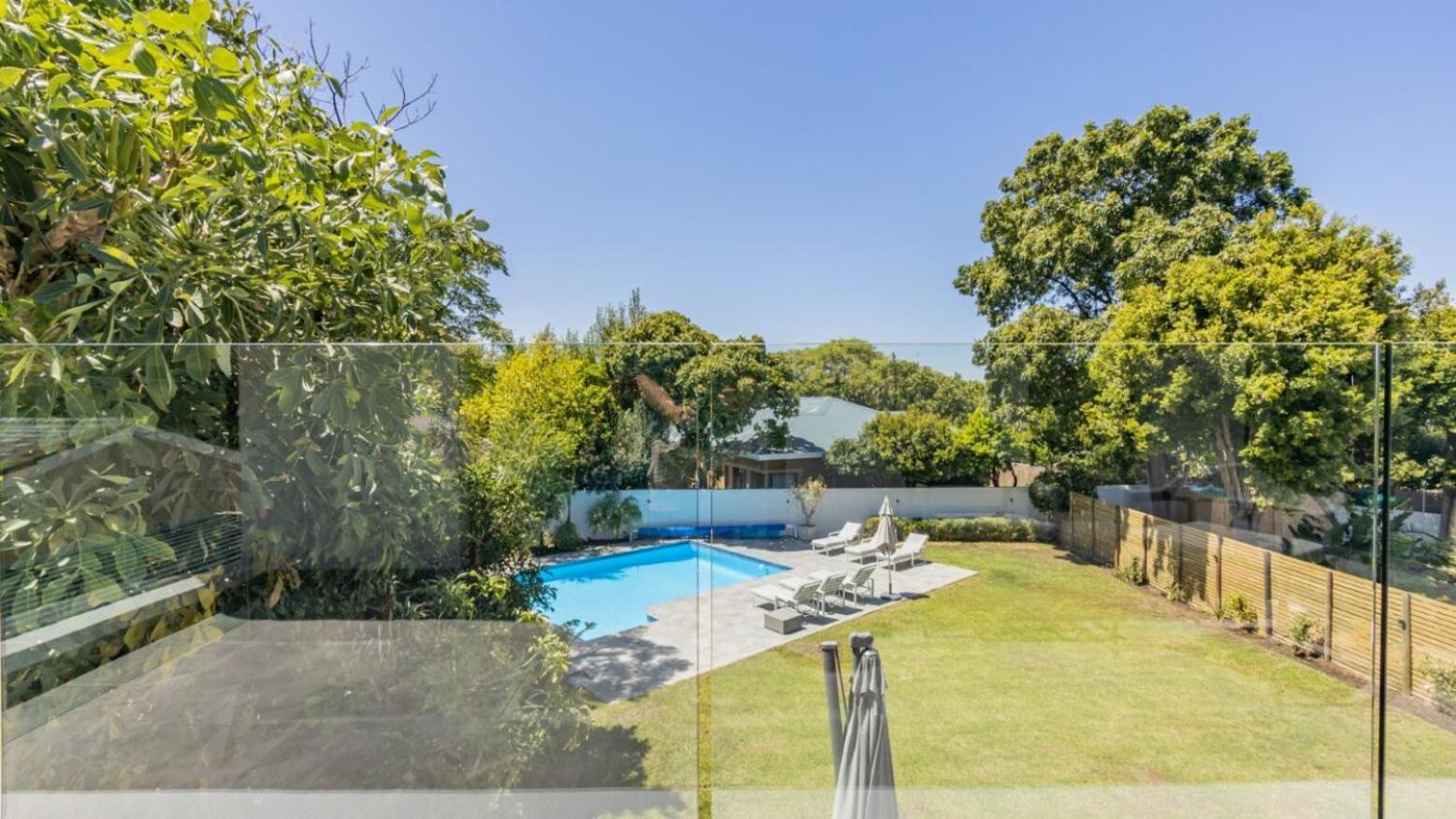 Constantia 4 Bed Luxury Thatched House