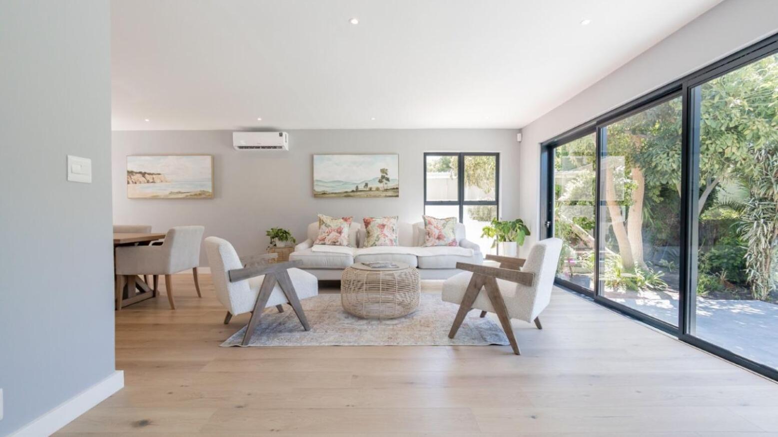Constantia 4 Bed Luxury Thatched House