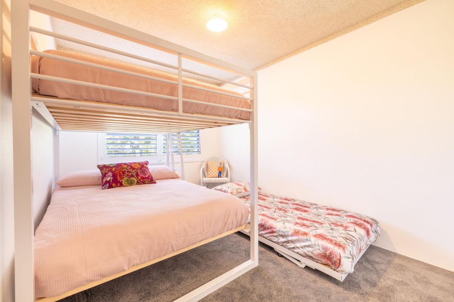 The Poplars, 8-36 Magnus St - fantastic water views, pool and WiFi