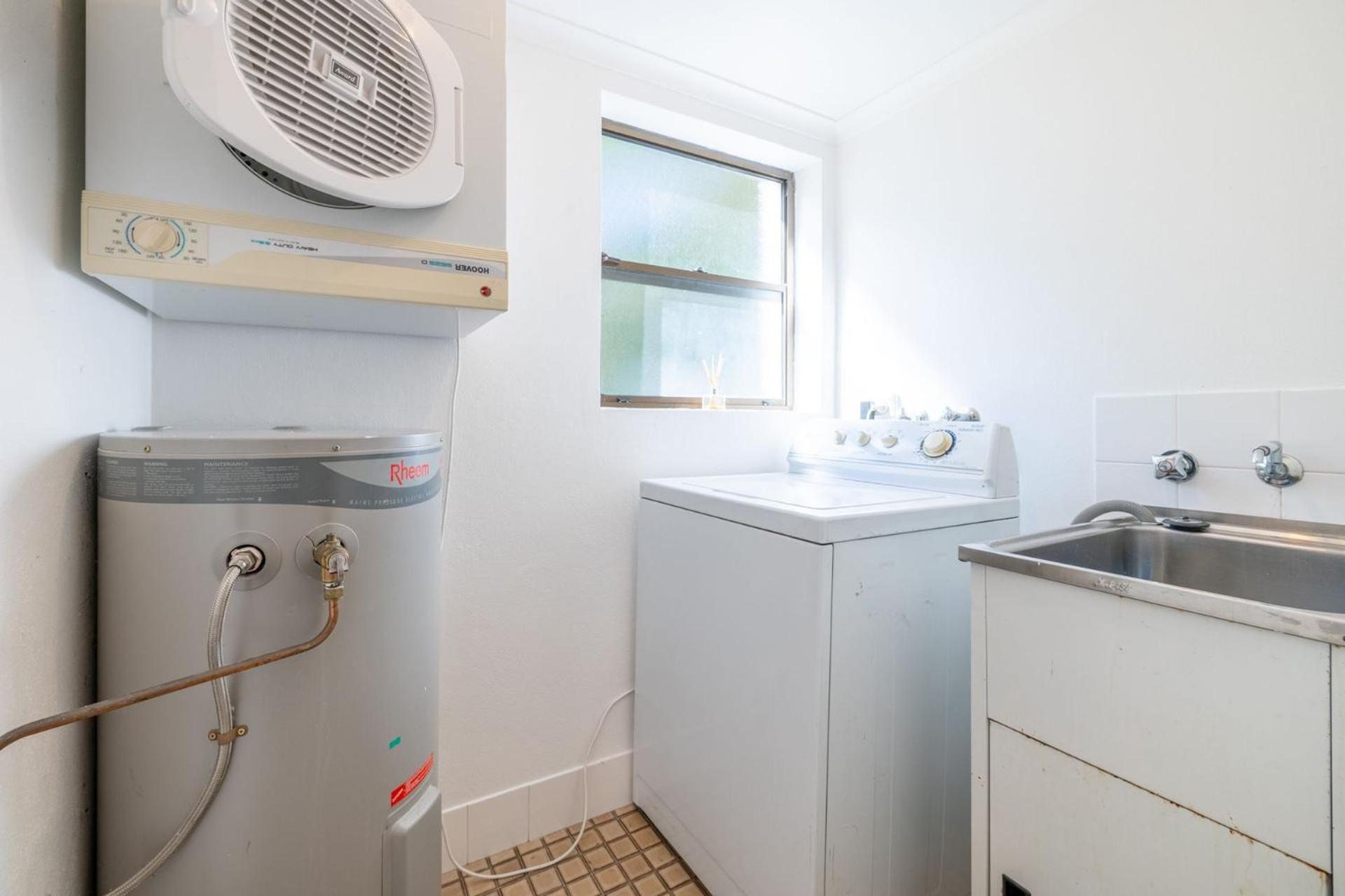 The Poplars, 8-36 Magnus St - fantastic water views, pool and WiFi