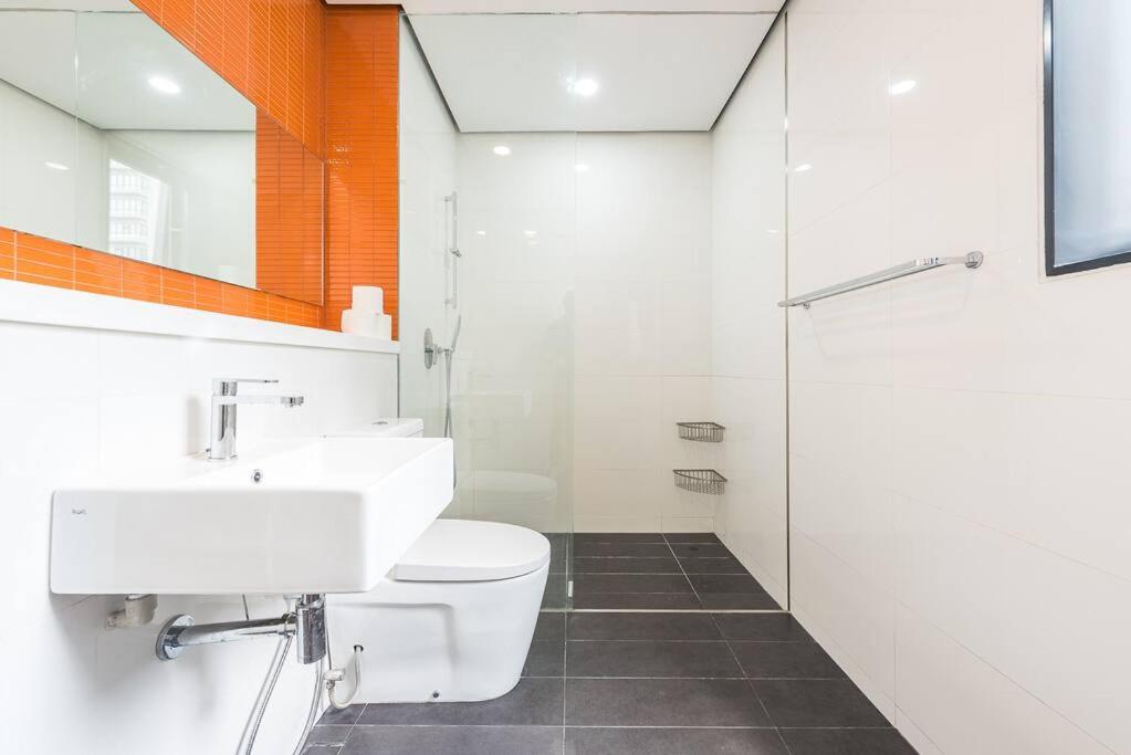 Arcoris Mont Kiara 12# Deluxe 2 Bedroom # Coner with Balcony #1-4Pax