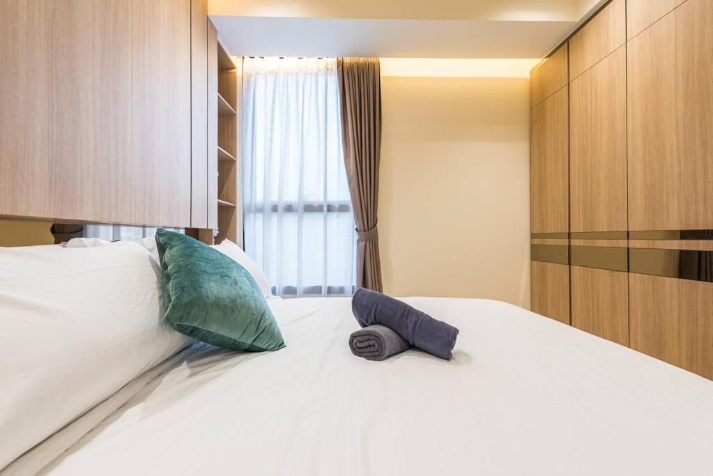 Arcoris Mont Kiara 12# Deluxe 2 Bedroom # Coner with Balcony #1-4Pax