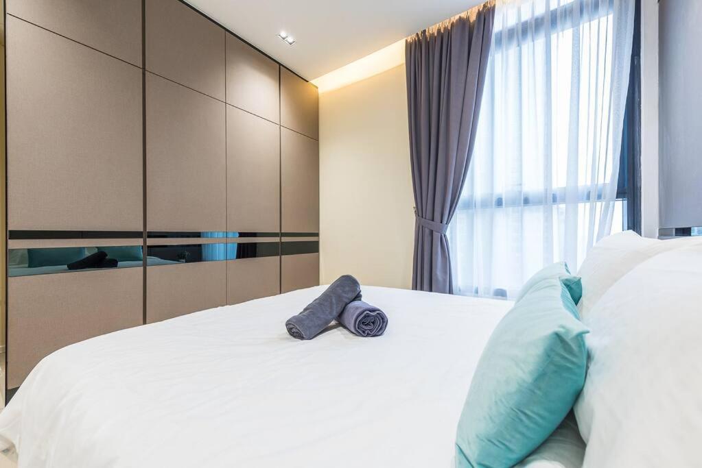 Arcoris Mont Kiara 12# Deluxe 2 Bedroom # Coner with Balcony #1-4Pax