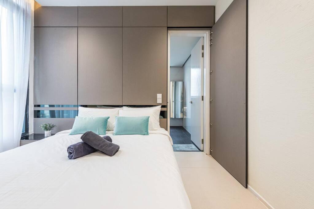 Arcoris Mont Kiara 12# Deluxe 2 Bedroom # Coner with Balcony #1-4Pax