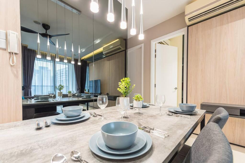 Arcoris Mont Kiara 12# Deluxe 2 Bedroom # Coner with Balcony #1-4Pax