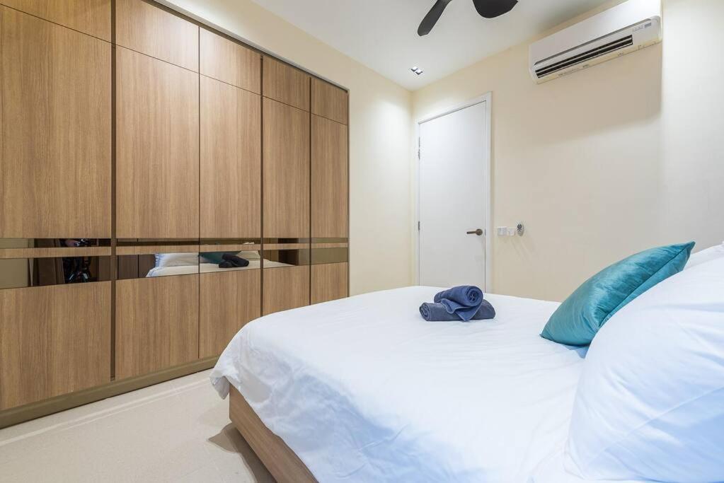 Arcoris Mont Kiara 12# Deluxe 2 Bedroom # Coner with Balcony #1-4Pax