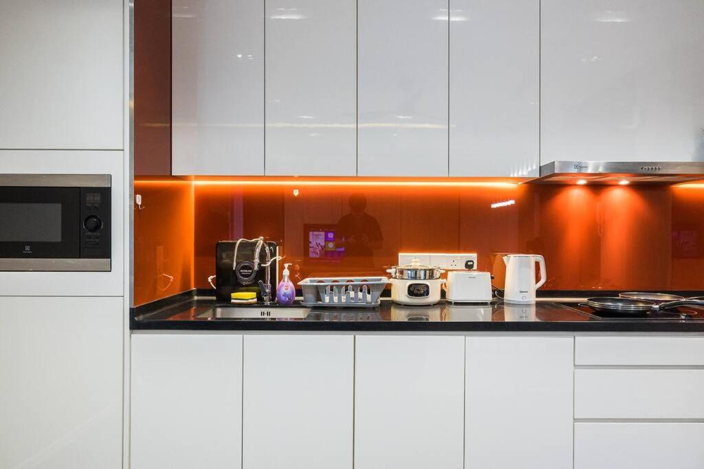 Arcoris Mont Kiara 12# Deluxe 2 Bedroom # Coner with Balcony #1-4Pax