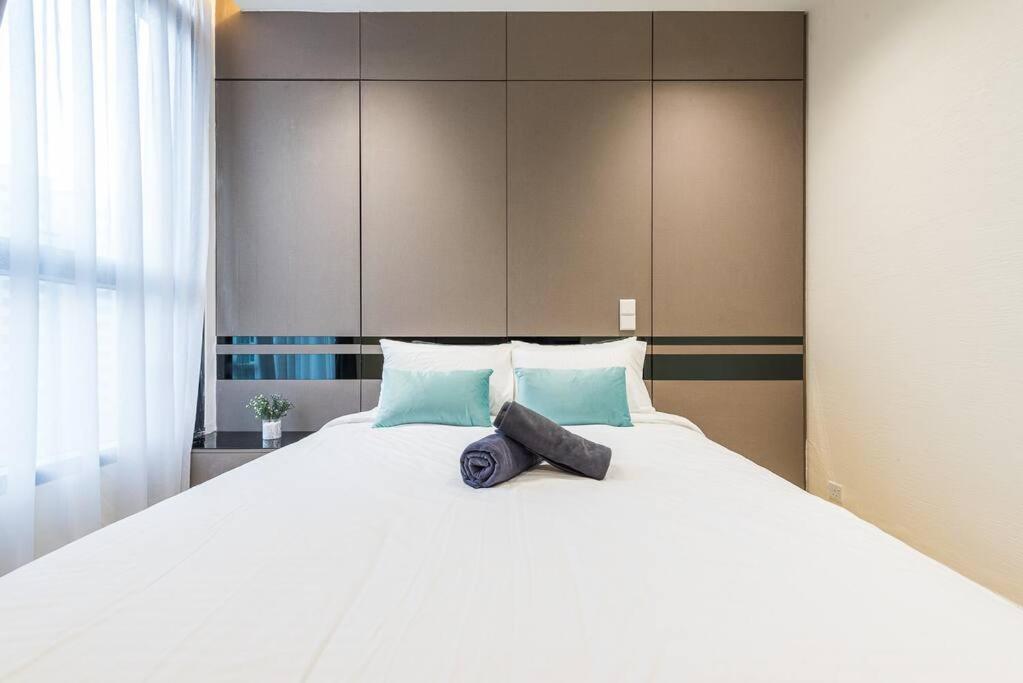 Arcoris Mont Kiara 12# Deluxe 2 Bedroom # Coner with Balcony #1-4Pax