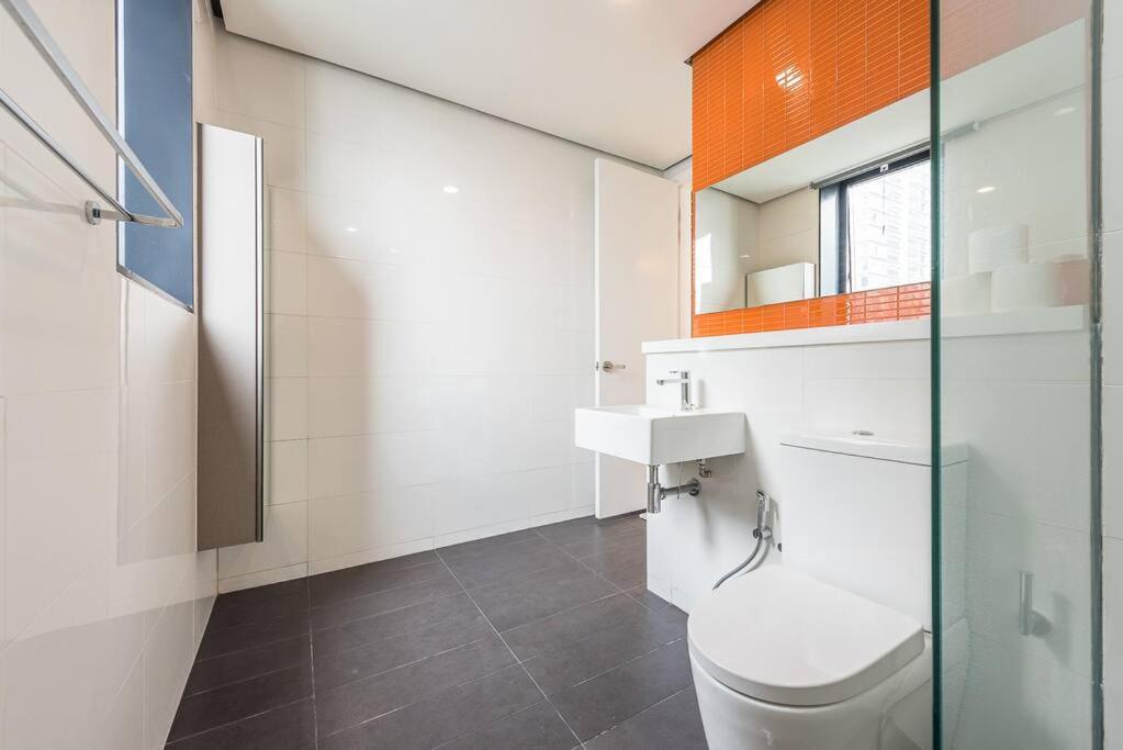 Arcoris Mont Kiara 12# Deluxe 2 Bedroom # Coner with Balcony #1-4Pax