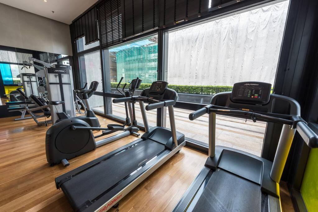 Arcoris Mont Kiara 12# Deluxe 2 Bedroom # Coner with Balcony #1-4Pax