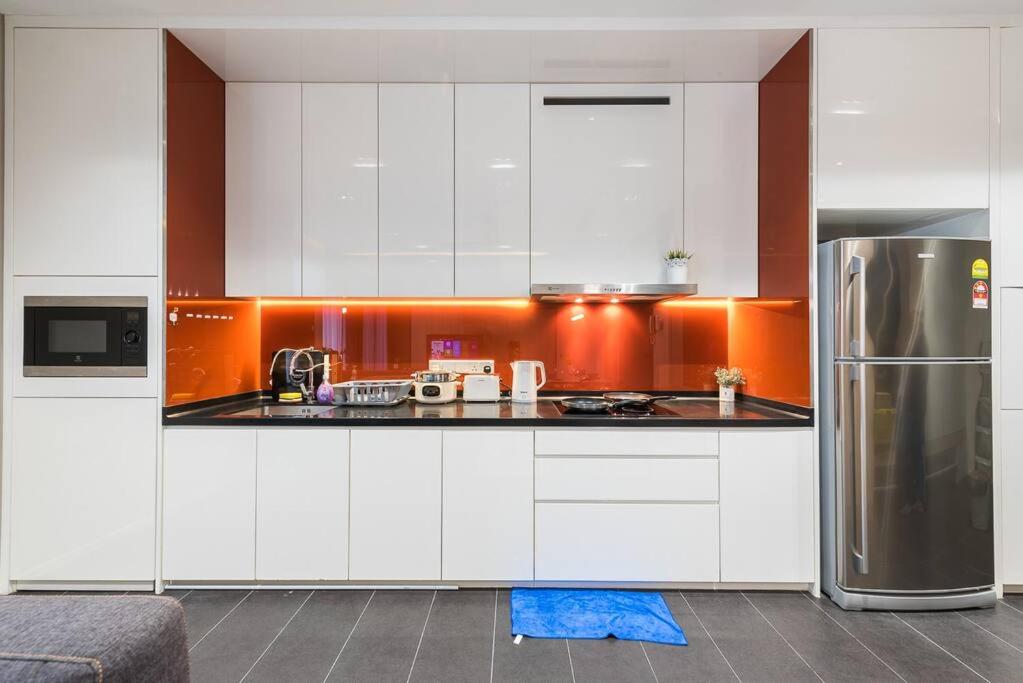 Arcoris Mont Kiara 12# Deluxe 2 Bedroom # Coner with Balcony #1-4Pax
