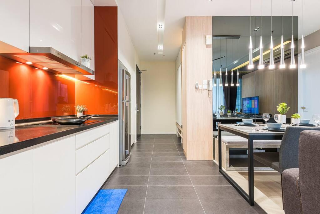 Arcoris Mont Kiara 12# Deluxe 2 Bedroom # Coner with Balcony #1-4Pax