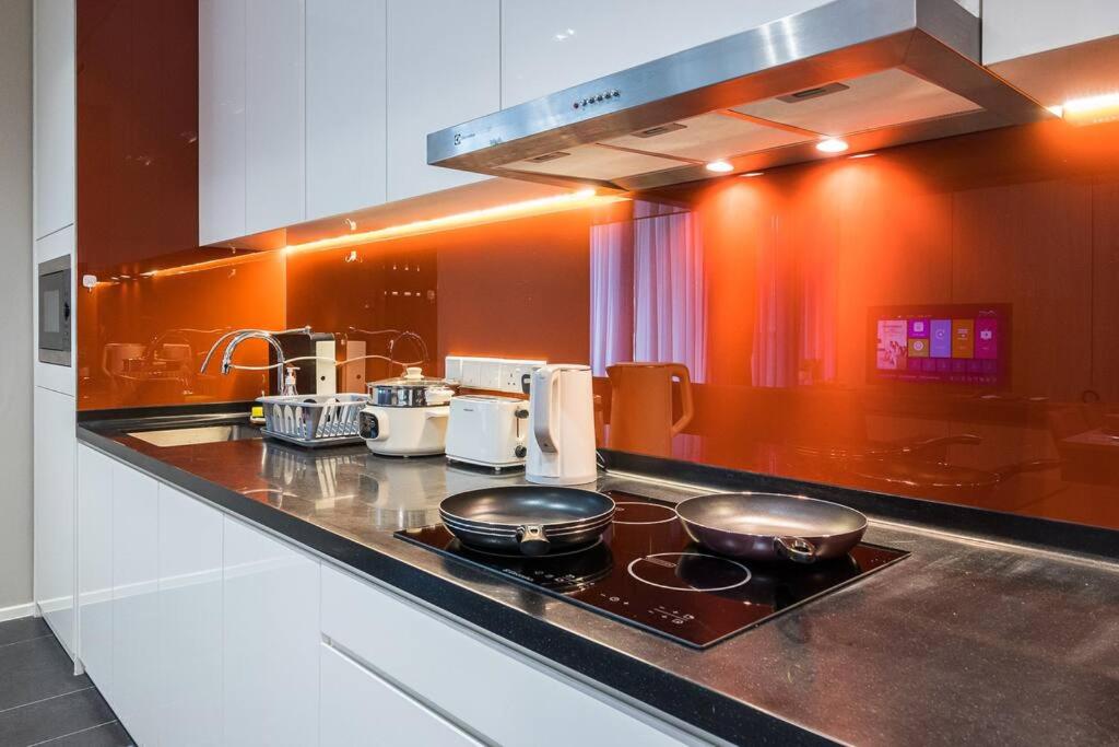 Arcoris Mont Kiara 12# Deluxe 2 Bedroom # Coner with Balcony #1-4Pax