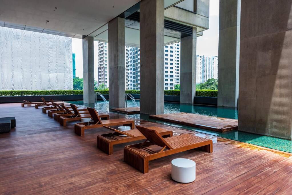Arcoris Mont Kiara 12# Deluxe 2 Bedroom # Coner with Balcony #1-4Pax