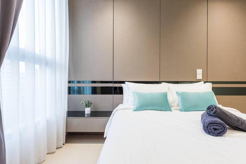 Arcoris Mont Kiara 12# Deluxe 2 Bedroom # Coner with Balcony #1-4Pax