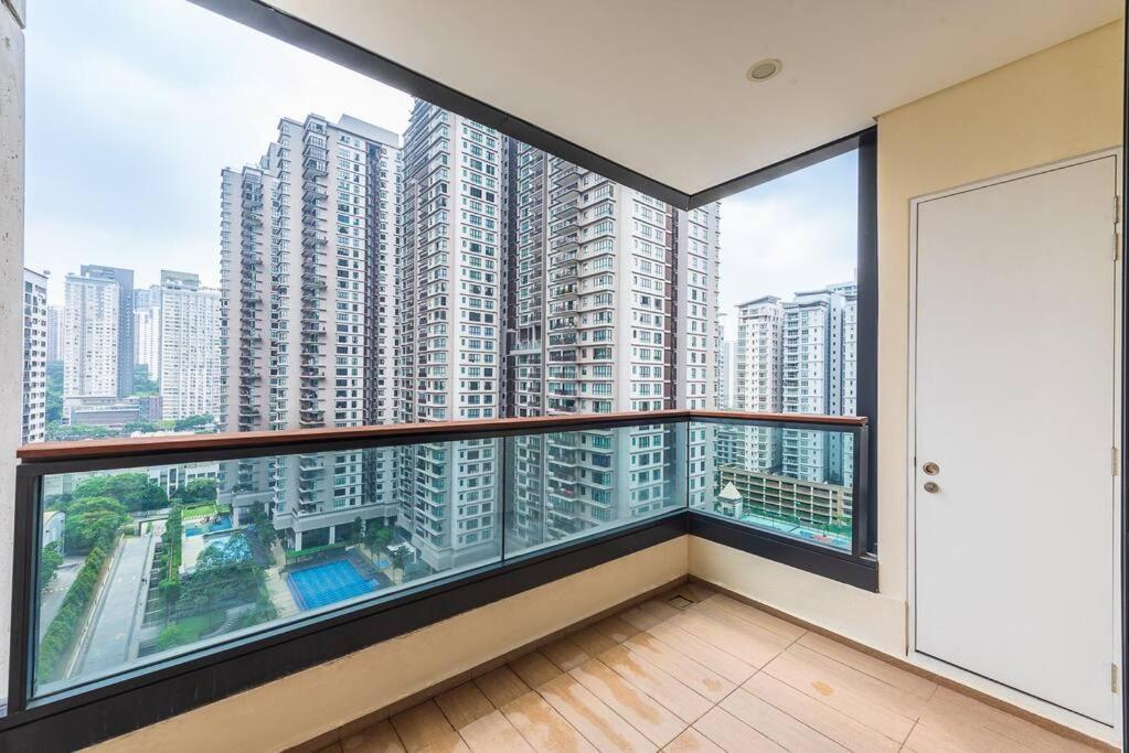 Arcoris Mont Kiara 12# Deluxe 2 Bedroom # Coner with Balcony #1-4Pax