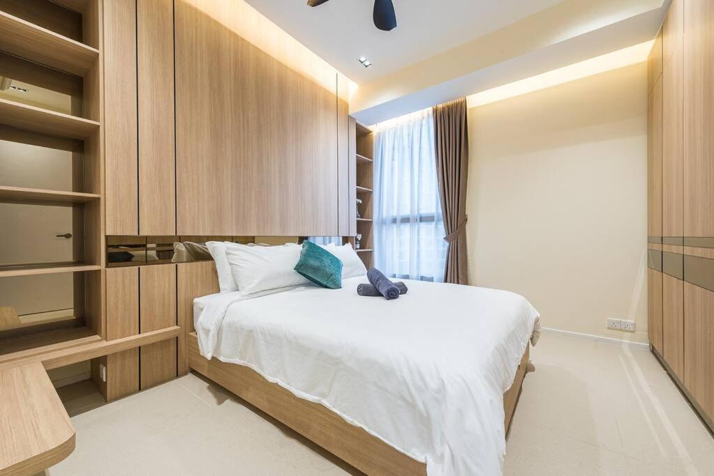 Arcoris Mont Kiara 12# Deluxe 2 Bedroom # Coner with Balcony #1-4Pax