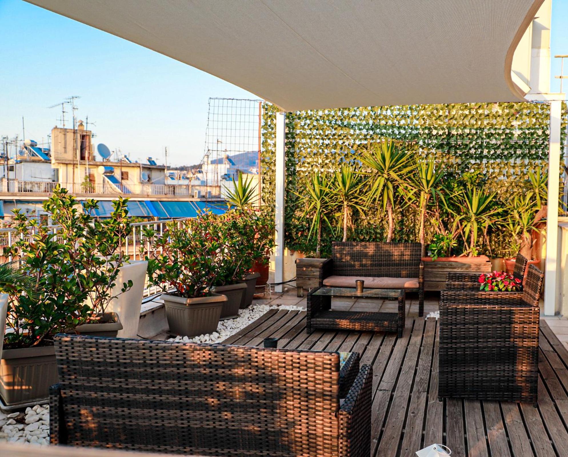Bachelor Penthouse with Roof Garden access, 15 m walk to Acropolis