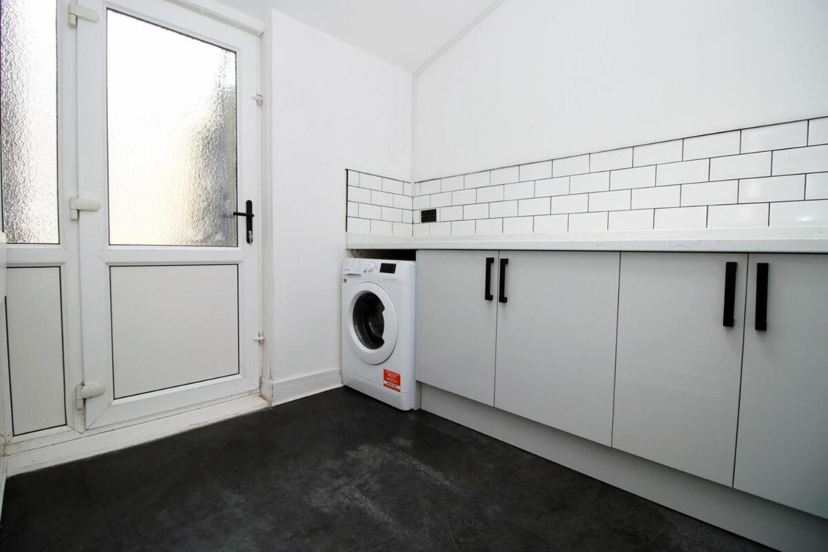3 Bedroom House in Mountain Ash Cynon View by TŷSA view 3