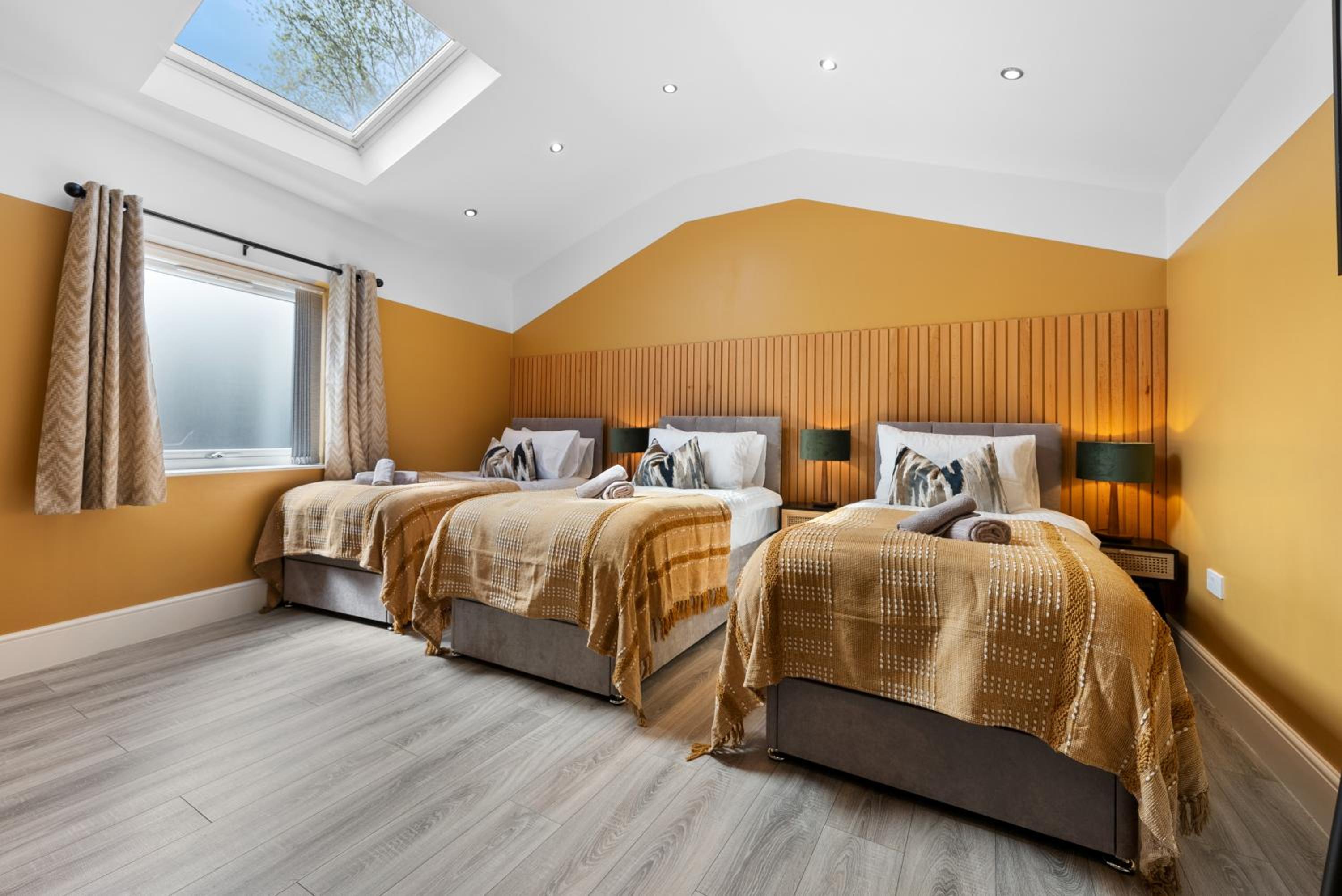 4-Bedroom Stunning Luxe, Spacious & Stylish Design House Bolton, Sleeps 11, with Parking Central Bolton, Links to Manchester, Pet-Friendly, Best For Groups view 3