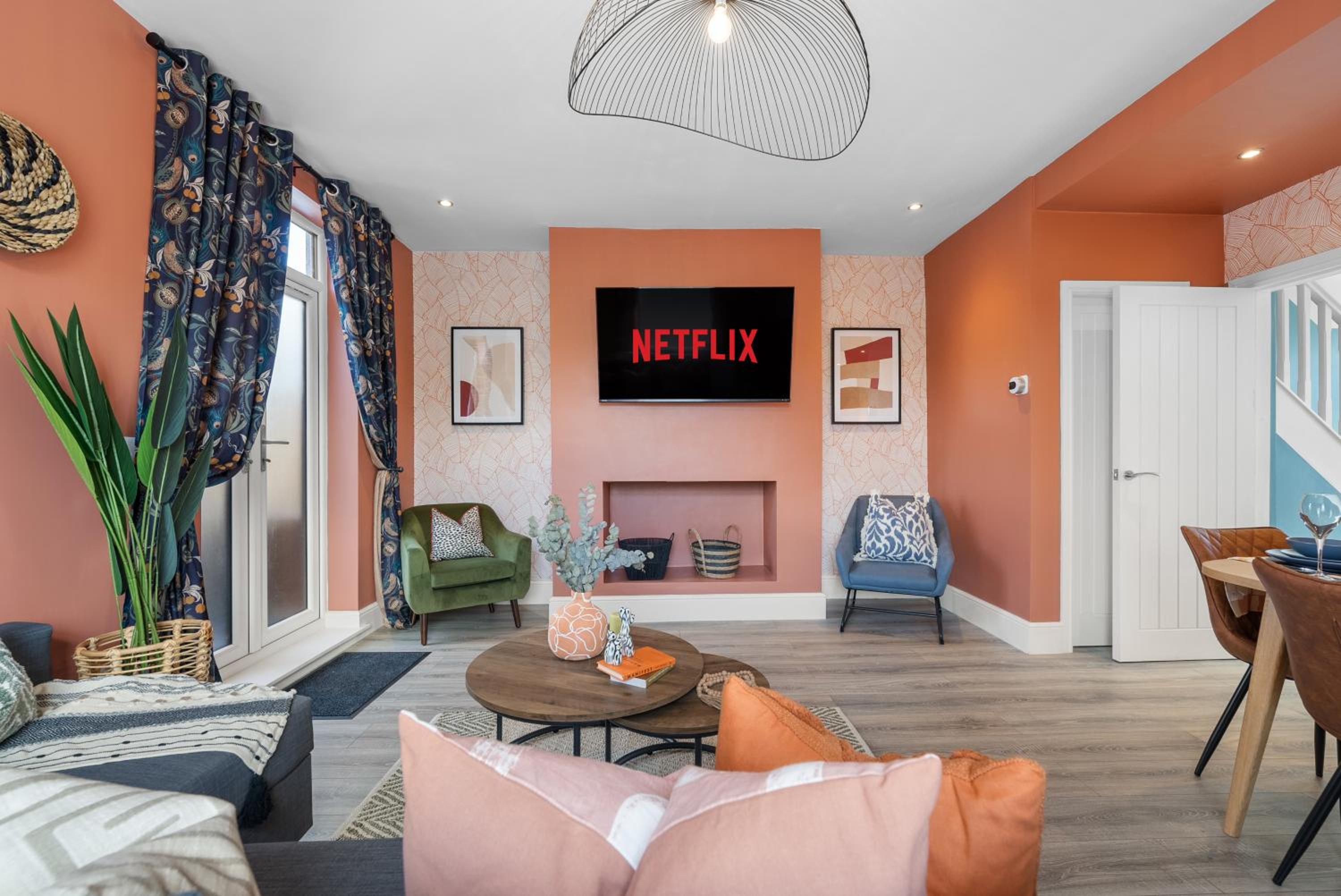 4-Bedroom Stunning Luxe, Spacious & Stylish Design House Bolton, Sleeps 11, with Parking Central Bolton, Links to Manchester, Pet-Friendly, Best For Groups view 4