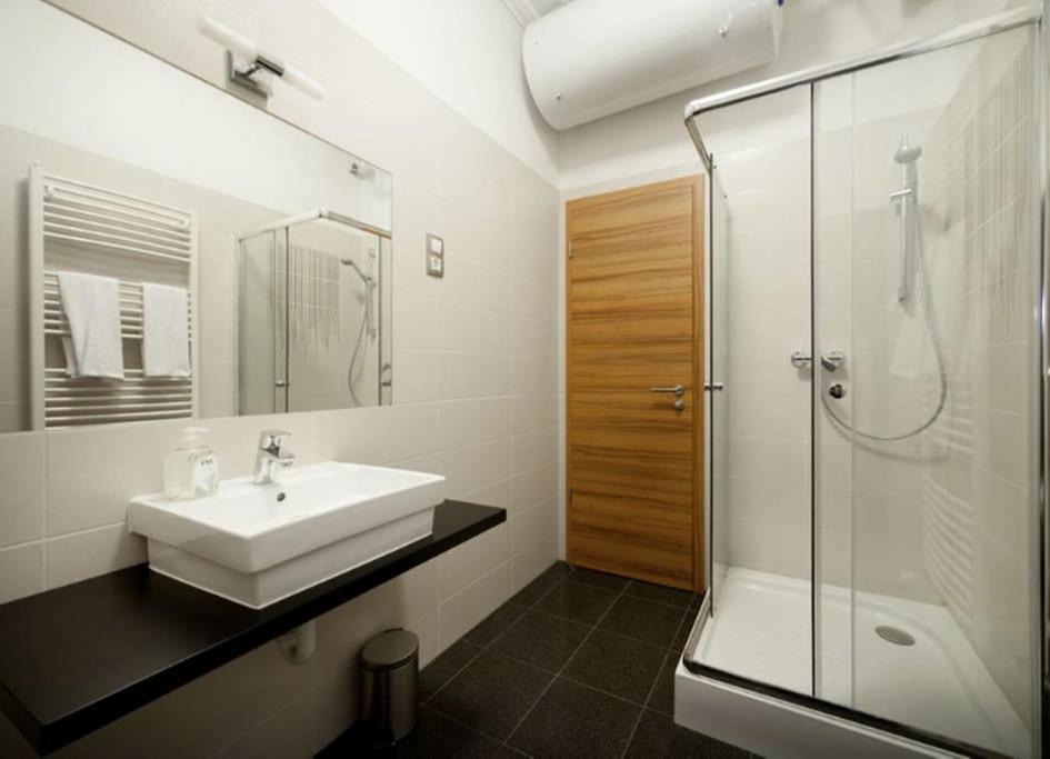 Art Deco Apartment 3 Bedroom, 3 Bathroom, Balcony view 3