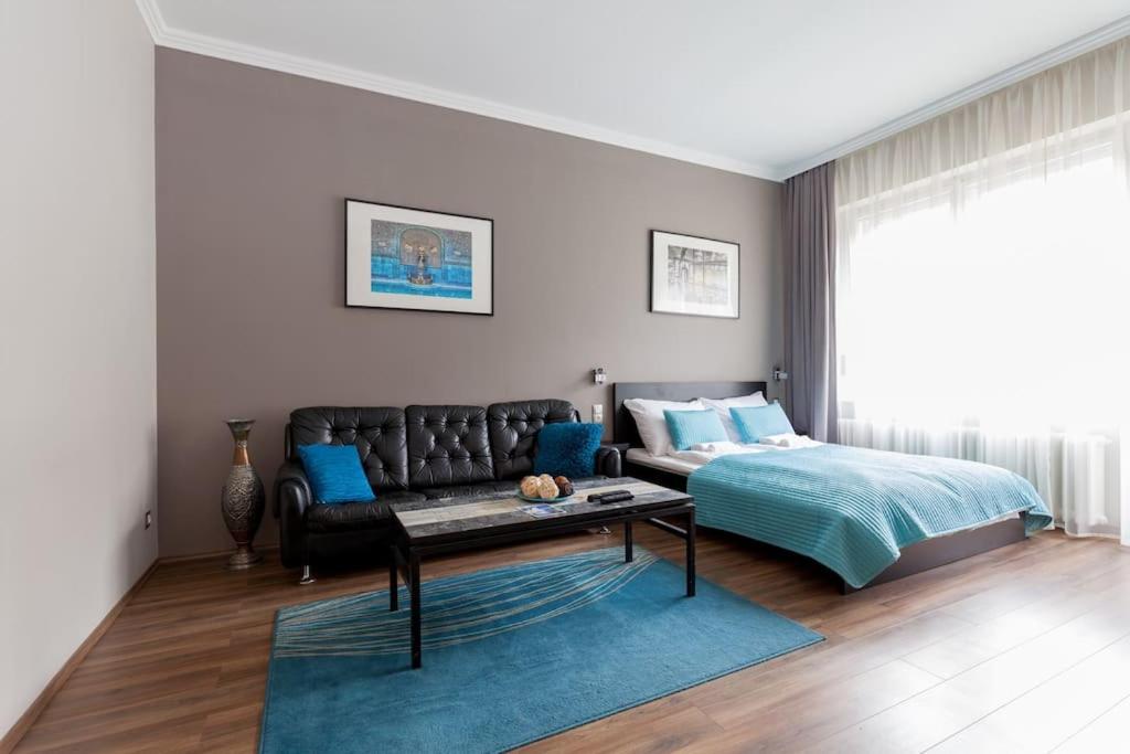 Art Deco Apartment 3 Bedroom, 3 Bathroom, Balcony view 4